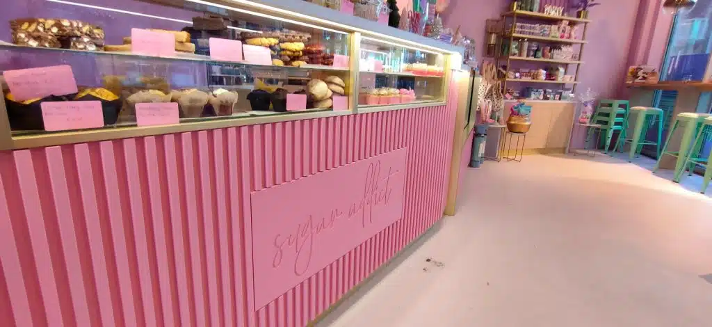 Receptiebalie op maat voor Sugar Addicts, geribbeld front met goudkleurige profielen