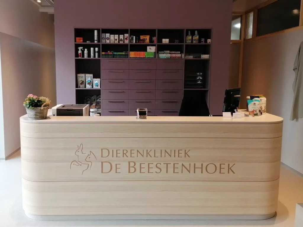 Receptiebalie op maat voor Dierenkliniek De Beestenhoek, gebogen front in HPL