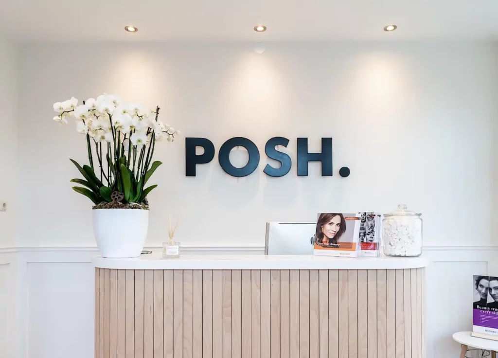 Receptiebalie op maat voor POSH, verticale latten onder een wit blad