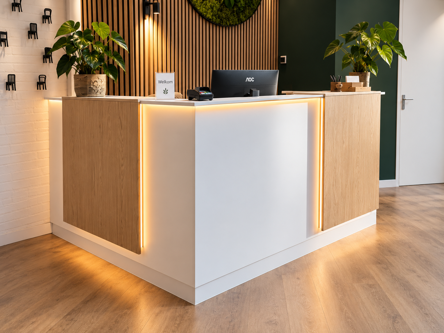 Receptiebalie op maat voor een chiropractiepraktijk, houten overlay met indirecte verlichting